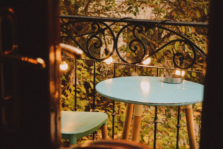 Jak urządzić mały balkon, by stał się przytulnym miejscem